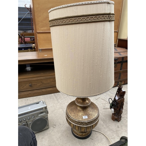 2020 - A LARGE DECORATIVE GILT COLOURED CERAMIC TABLE LAMP WITH LARGE CREAM SHADE