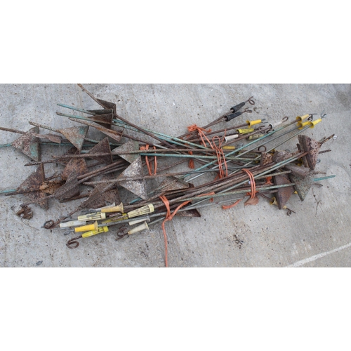 496 - APPROXIMATELY TWENTY FIVE PIGTAIL ELECTRIC FENCE POSTS NO VAT