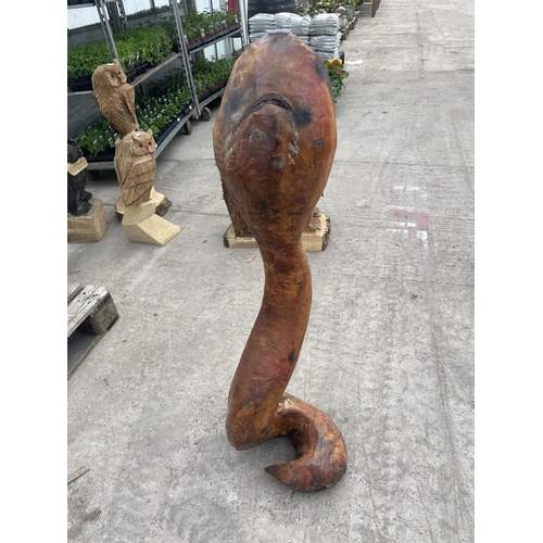 83 - AN IMPRESSIVE CARVED WOODEN COBRA SNAKE APPROX 107CM HIGH NO VAT