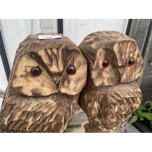 86 - A CARVED WOODEN ORNAMENT OF A PAIR OF OWLS 76 CM HIGH NO VAT