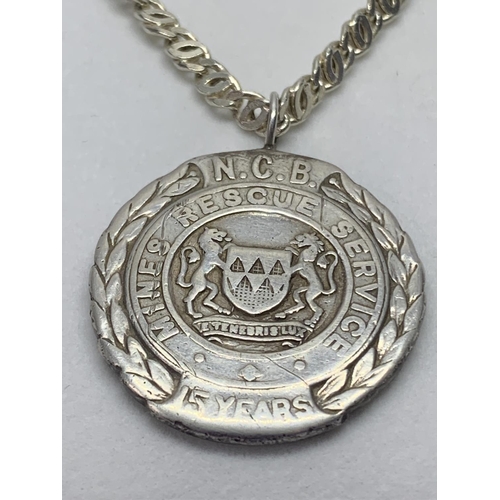 537 - A SILVER NECKLACE WITH A HALLMARKED BIRMINGHAM SILVER MINERS MEDAL IN A PRESENTATION BOX