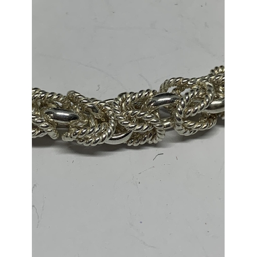 541 - A DECORATIVE CHUNKY SILVER BRACELET