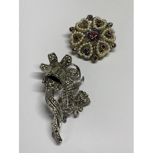 548 - FOUR ORNATE BROOCHES WITH A PRESENTATION BOX