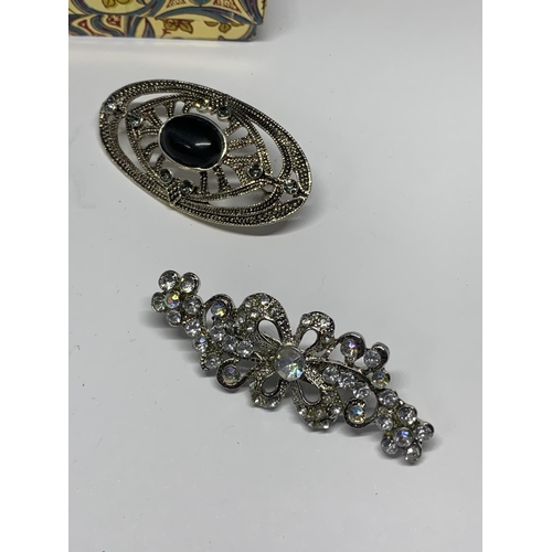 548 - FOUR ORNATE BROOCHES WITH A PRESENTATION BOX