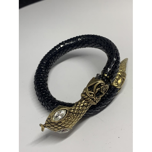 551 - A SNAKE DESIGN BRACELET