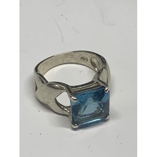 555 - A SILVER RING WITH AN AQUAMARINE COLOURED STONE SIZE K IN A PRESENTATION BOX