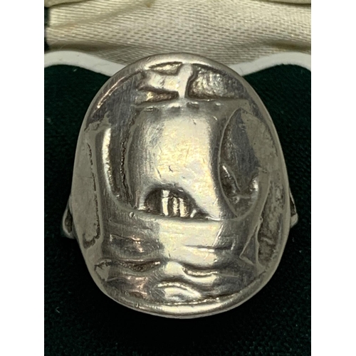 568 - A HALLMARKED SILVER RING WITH A DANISH GALLEON DESIGN SIZE V IN A PRESENTATION BOX