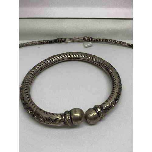 571 - A WHITE METAL NECKLACE AND BANGLE IN A PRESENTATION BOX