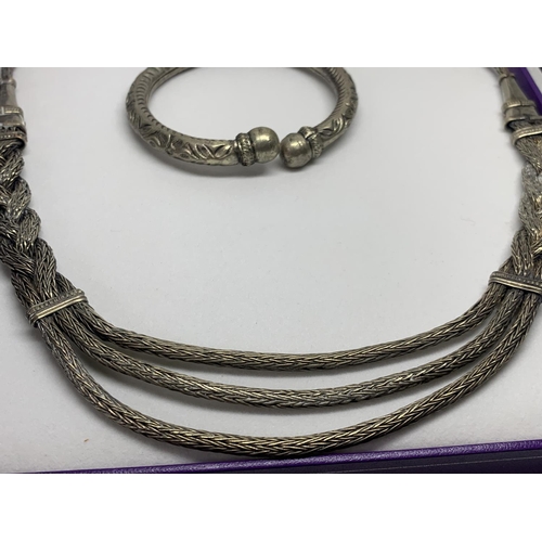 571 - A WHITE METAL NECKLACE AND BANGLE IN A PRESENTATION BOX