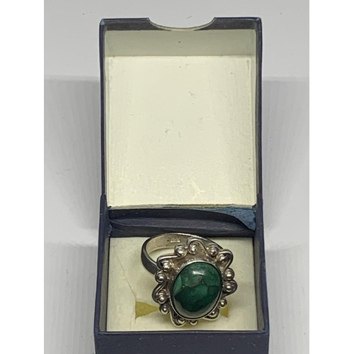 577 - A SILVER AND MELAMITE RING SIZE R IN A PRESENTATION BOX