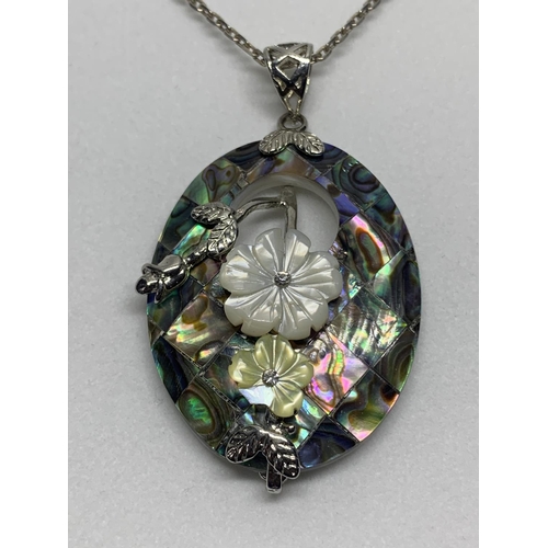 584 - A SILVER NECKLACE WITH A DECORATIVE FLOWER PENDANT IN A PRESENTATION BOX