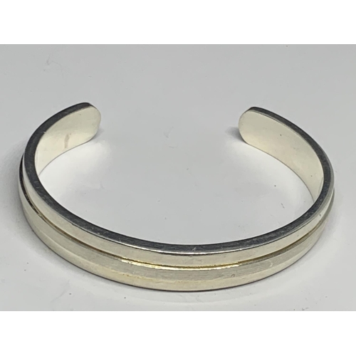 612 - A SILVER BANGLE AND SILVER BROOCH