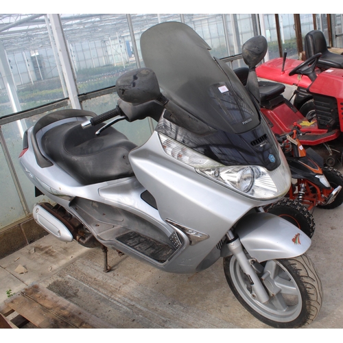 118 - PIAGGIO MOTORLINK 125CC SCOOTER SOLD FOR SPARES OR REPAIRS NO KEYS NO NUMBER PLATE NO VAT