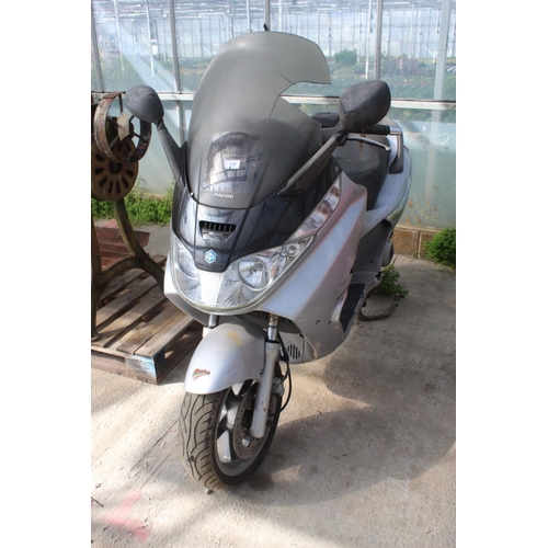 118 - PIAGGIO MOTORLINK 125CC SCOOTER SOLD FOR SPARES OR REPAIRS NO KEYS NO NUMBER PLATE NO VAT