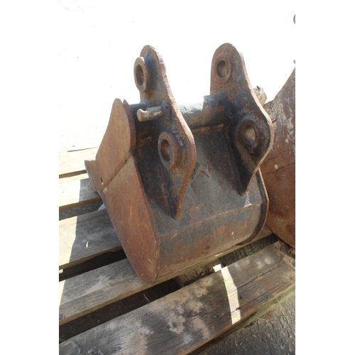 190 - JCB 28CM DIGGER BUCKET WITH TEETH & BLADE + VAT