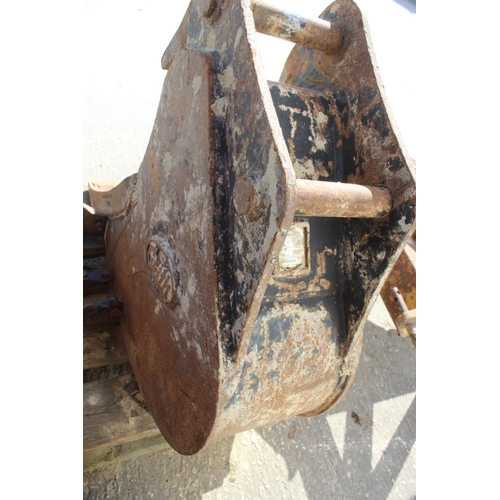 191 - A GEITH DIGGER BUCKET 300MM WITH 45MM PINS  + VAT