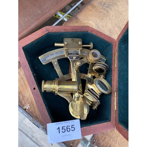 1565 - A BRASS 'KELVIN & HUGHES LONDON 1917 NAUTICAL SHIP INSTRUMENT WITH WOODEN CARRY BOX