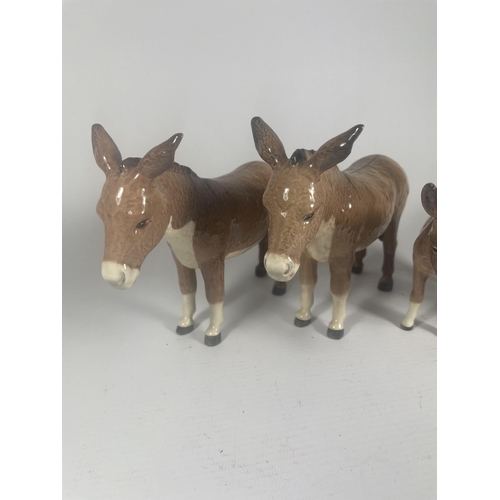 712 - A GROUP OF FOUR BESWICK DONKEY FIGURES, ONE LEG A/F