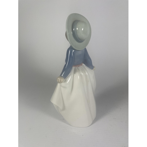 732 - A NAO LLADRO 1290 FIGURE