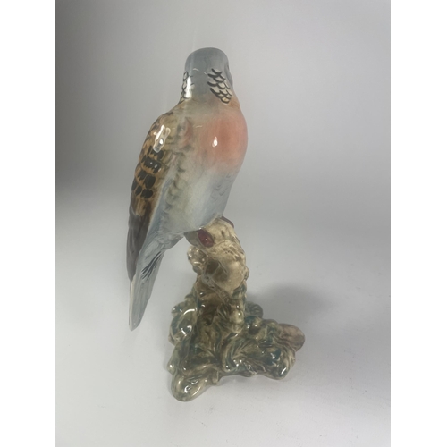 735 - A BESWICK 1022 BIRD FIGURE A/F WITH A BIRD MISSING