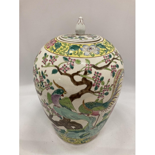 12 - A LARGE CHINESE FAMILLE VERTE STLYE LIDDED VASE, APPROX 30CM