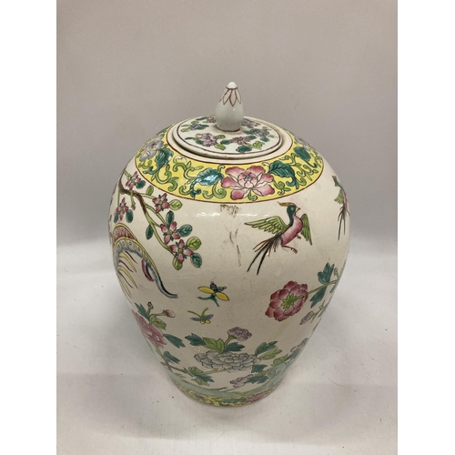 12 - A LARGE CHINESE FAMILLE VERTE STLYE LIDDED VASE, APPROX 30CM