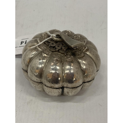 14 - AN ORNATE SILVER LIDDED POT, WEIGHT 136G