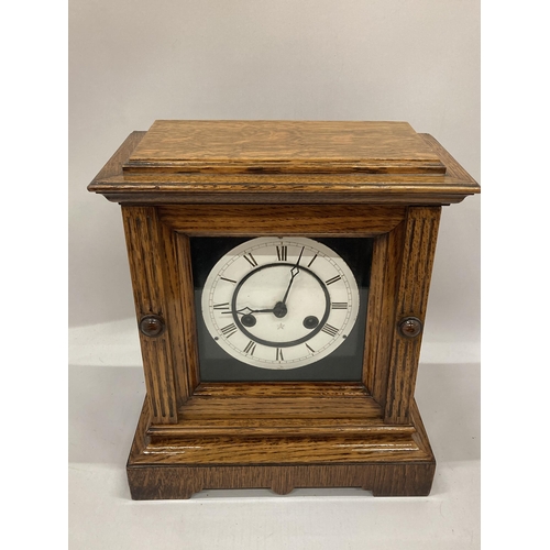 17 - AN EARLY 20TH CENTURY JUNGHANS, GERMAN, OAK CASED CHIMING MANTLE CLOCK WITH KEY