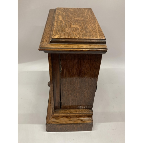 17 - AN EARLY 20TH CENTURY JUNGHANS, GERMAN, OAK CASED CHIMING MANTLE CLOCK WITH KEY