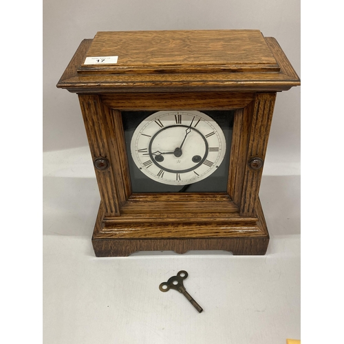 17 - AN EARLY 20TH CENTURY JUNGHANS, GERMAN, OAK CASED CHIMING MANTLE CLOCK WITH KEY