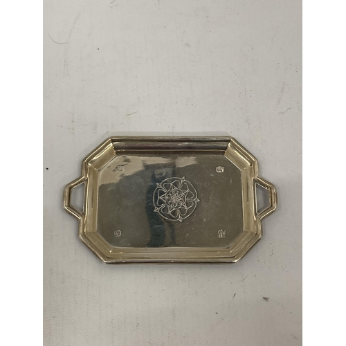 18 - A SHEFFIELD HALLMARKED SILVER SMALL TRAY WITH ROSE DESIGN, LENGTH 12.5CM, WEIGHT 49G