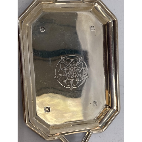 18 - A SHEFFIELD HALLMARKED SILVER SMALL TRAY WITH ROSE DESIGN, LENGTH 12.5CM, WEIGHT 49G