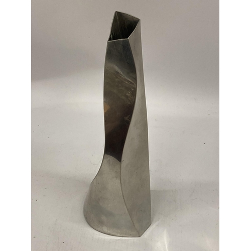 19 - A CATHERINE TUTT, SHEFFIELD ABSTRACT DESIGN PEWTER TWIST VASE, HEIGHT 25CM, SIGNED TO BASE