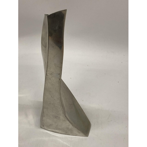 19 - A CATHERINE TUTT, SHEFFIELD ABSTRACT DESIGN PEWTER TWIST VASE, HEIGHT 25CM, SIGNED TO BASE