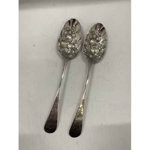 34 - A PAIR OF GEORGIAN HALLMARKED SILVER BERRY SPOONS, DATES FOR 1792, POSSIBLY CHARLES HOUGHAM, TOTAL W... 