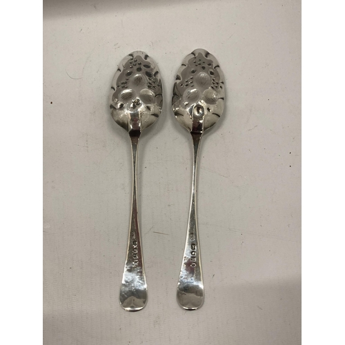 34 - A PAIR OF GEORGIAN HALLMARKED SILVER BERRY SPOONS, DATES FOR 1792, POSSIBLY CHARLES HOUGHAM, TOTAL W... 