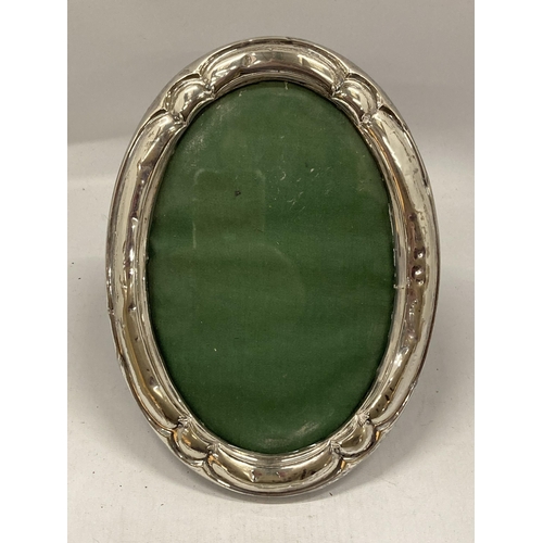 46 - AN EARLY 20TH CENTURY OVAL HALLMARKED SILVER PHOTO FRAME