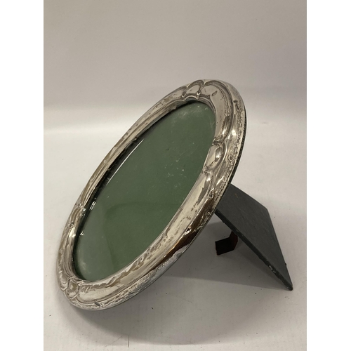 46 - AN EARLY 20TH CENTURY OVAL HALLMARKED SILVER PHOTO FRAME