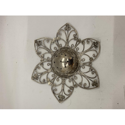 8 - A BELIEVED SILVER FLORAL DECORATIVE TEA STRAINER, UNMARKED, WEIGHT 62G