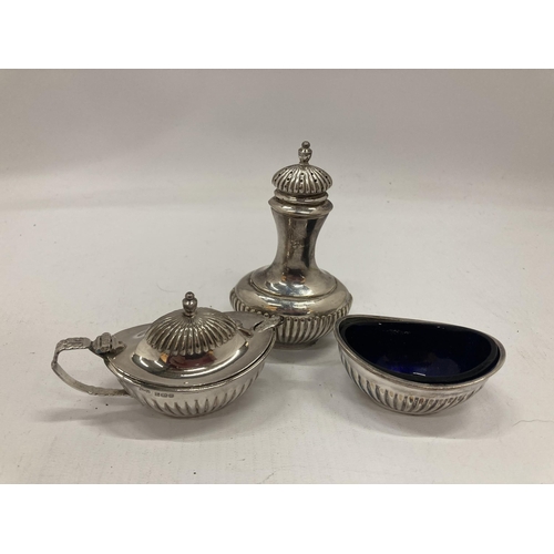 9 - AN EARLY 20TH CENTURY BIRMINGHAM HALLMARKED SILVER THREE PIECE CRUET SET, TOTAL WEIGHT WITHOUT BLUE ... 