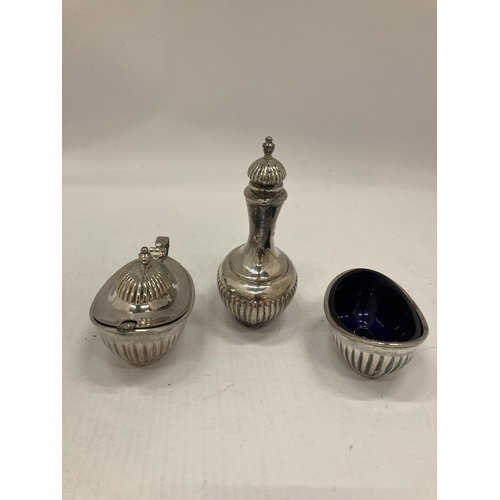 9 - AN EARLY 20TH CENTURY BIRMINGHAM HALLMARKED SILVER THREE PIECE CRUET SET, TOTAL WEIGHT WITHOUT BLUE ... 