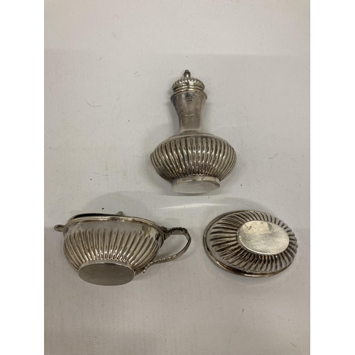 9 - AN EARLY 20TH CENTURY BIRMINGHAM HALLMARKED SILVER THREE PIECE CRUET SET, TOTAL WEIGHT WITHOUT BLUE ... 