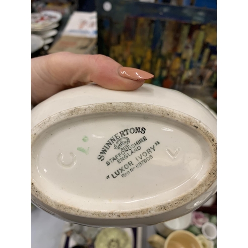 919 - A LARGE QUANTITY OF CERAMIC ITEMS TO INCLUDE PLATES, BOWLS, COMMEMORATIVE ITEMS, A FRAMED PLAQUE, FL... 