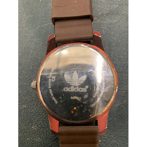 135 - AN ADIDAS SPORTS WRISTWATCH WORKING AT TIME OF CATALOGUING