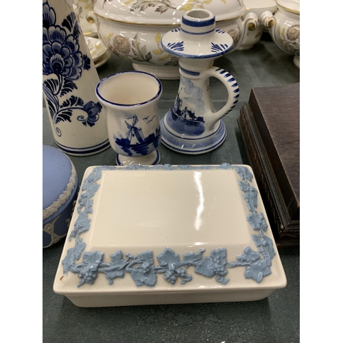 139 - THREE PIECES OF DELFT BLUE AND WHITE POTTERY PLUS TWO PIECES OF WEDGWOOD