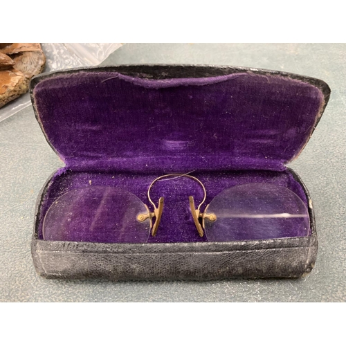 141 - A PAIR OF VICTORIAN GLASSES IN ORIGINAL CASE