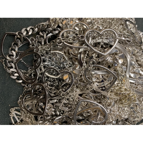 153 - A QUANTITY OF WHITE METAL COSTUME JEWELLERY TO INCLUDE BRACELETS, NECKLACES, ETC