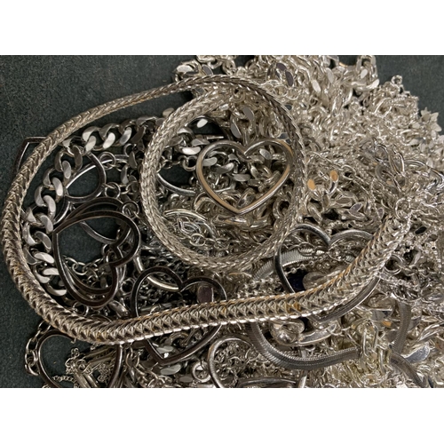 153 - A QUANTITY OF WHITE METAL COSTUME JEWELLERY TO INCLUDE BRACELETS, NECKLACES, ETC