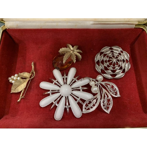 158 - A QUANTITY OF SARAH COVENTRY SIGNED BROOCHES, NECKLACES AND A PAIR OF EARRINGS IN A JEWELLERY BOX