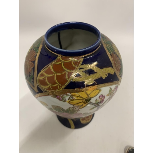 171 - AN ORIENTAL STYLE VASE IN COBALT BLUE WITH FLORAL PATTERN HEIGHT 21CM